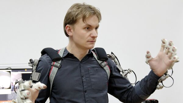 Оператор антропоморфного робота Федор проекта Спасатель во время испытаний в лаборатории на базе НПО Андроидная техника в Магнитогорске Оператор антропоморфного робота Федор проекта Спасатель во время испытаний в лаборатории на базе НПО Андроидная техника в Магнитогорске