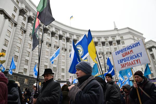 Участники акции профсоюзов за повышение социальных стандартов и снижение тарифов в Киеве. 8 декабря 2016 Участники акции профсоюзов за повышение социальных стандартов и снижение тарифов в Киеве. 8 декабря 2016