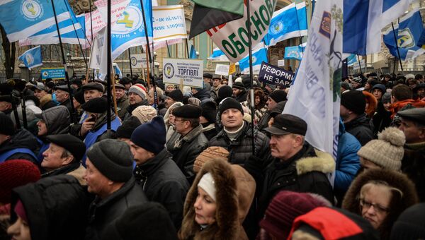 Участники акции профсоюзов за повышение социальных стандартов и снижение тарифов в Киеве. 8 декабря 2016 Участники акции профсоюзов за повышение социальных стандартов и снижение тарифов в Киеве. 8 декабря 2016