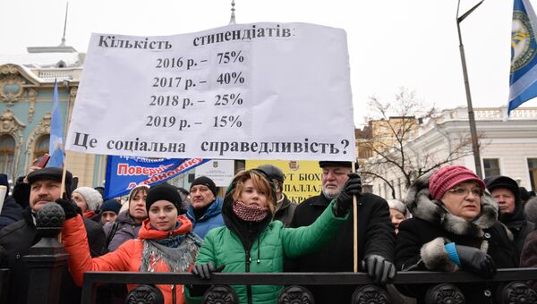 Участники акции профсоюзов за повышение социальных стандартов и снижение тарифов в Киеве. 8 декабря 2016 Участники акции профсоюзов за повышение социальных стандартов и снижение тарифов в Киеве. 8 декабря 2016