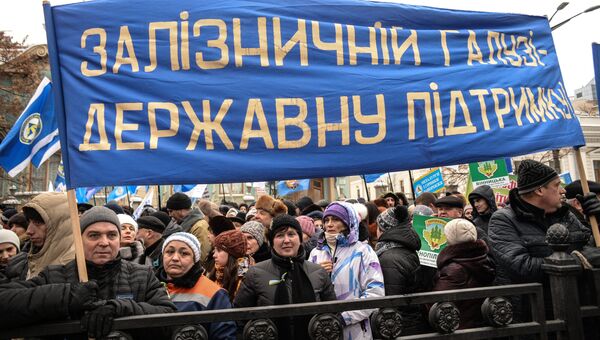 Участники акции профсоюзов за повышение социальных стандартов и снижение тарифов в Киеве. 8 декабря 2016 Участники акции профсоюзов за повышение социальных стандартов и снижение тарифов в Киеве. 8 декабря 2016