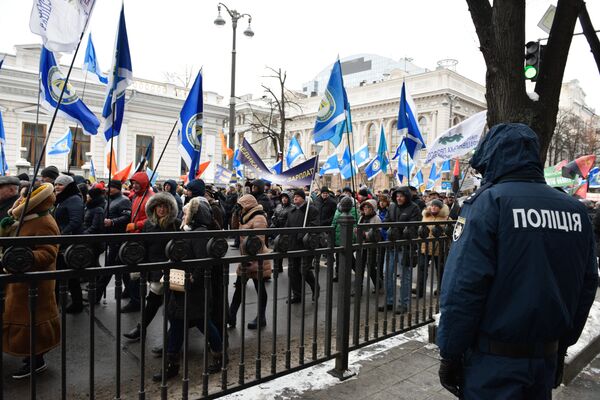 Участники акции профсоюзов за повышение социальных стандартов и снижение тарифов в Киеве. 8 декабря 2016 Участники акции профсоюзов за повышение социальных стандартов и снижение тарифов в Киеве. 8 декабря 2016