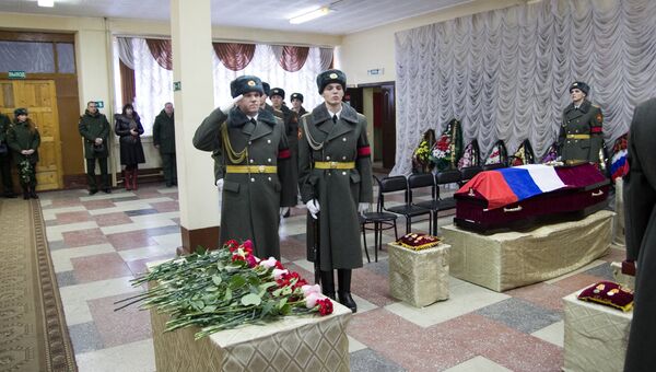 На церемонии прощания с погибшими в Сирии медсестрами в войсковой части Биробиджана На церемонии прощания с погибшими в Сирии медсестрами в войсковой части Биробиджана