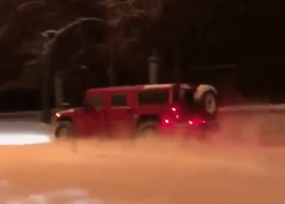 Вишневый Hummer проехал по газонам у МГУ Вишневый Hummer проехал по газонам у МГУ
