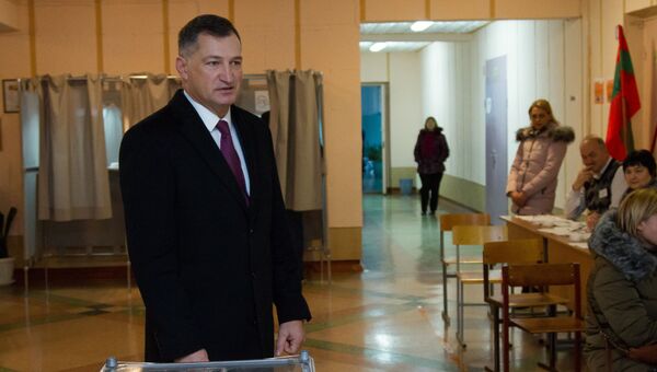Председатель правительства Приднестровья Павел Прокудин во время голосования на выборах президента Приднестровья Председатель правительства Приднестровья Павел Прокудин во время голосования на выборах президента Приднестровья