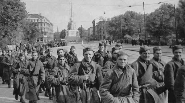 Бойцы 130-го Латышского стрелкового корпуса Красной Армии в освобожденной Риге. 15 октября 1944 года Бойцы 130-го Латышского стрелкового корпуса Красной Армии в освобожденной Риге. 15 октября 1944 года