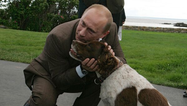 Президент России Владимир Путин и бывший президент США Джордж Буш-старший во время встречи в семейном поместье Бушей Уокерс Пойнт под Кеннебанкпортом в штате Мэ Президент России Владимир Путин и бывший президент США Джордж Буш-старший во время встречи в семейном поместье Бушей Уокерс Пойнт под Кеннебанкпортом в штате Мэ