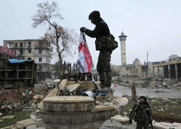 Сирийские военнослужащие в освобожденном квартале восточного Алеппо Сирийские военнослужащие в освобожденном квартале восточного Алеппо