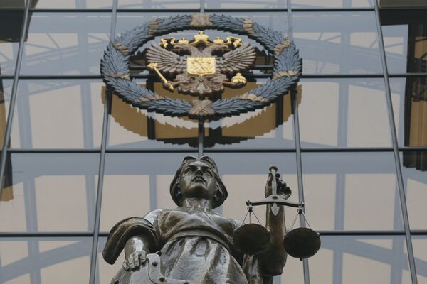 Статуя Фемиды на фасаде здания верховного суда РФ в Москве Статуя Фемиды на фасаде здания верховного суда РФ в Москве