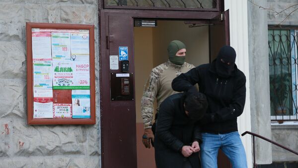 Силовики выводят из подъезда дома № 11 на улице Наметкина одного из участников диверсионно-террористической группы, готовившей серию терактов в Москве Силовики выводят из подъезда дома № 11 на улице Наметкина одного из участников диверсионно-террористической группы, готовившей серию терактов в Москве