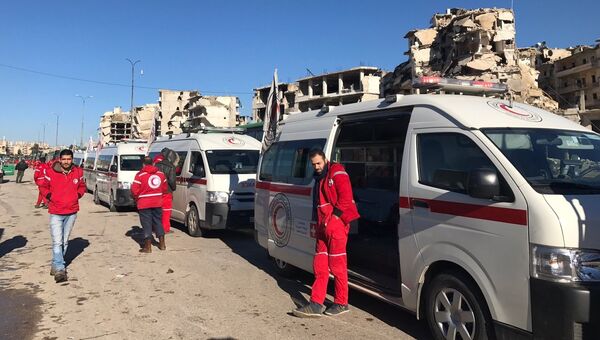 Сотрудники Красного креста ожидают выхода последней группы боевиков из восточного Алеппо Сотрудники Красного креста ожидают выхода последней группы боевиков из восточного Алеппо