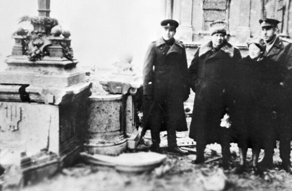 Командующий войсками 3-го Украинского фронта маршал Федор Толбухин, маршал авиации Григорий Ворожейкин и командующий артиллерией фронта Митрофан . 1945 год Командующий войсками 3-го Украинского фронта маршал Федор Толбухин, маршал авиации Григорий Ворожейкин и командующий артиллерией фронта Митрофан . 1945 год