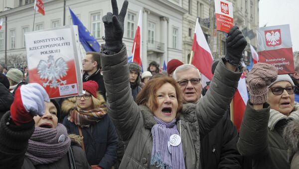 Митинг в Варшаве у президентского дворца Митинг в Варшаве у президентского дворца