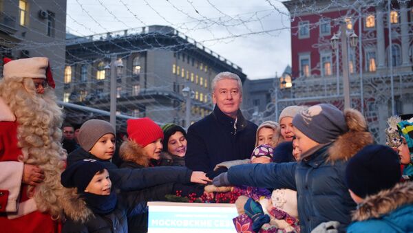 Мэр Москвы Сергей Собянин на церемонии открытия московского фестиваля Путешествие в Рождество на Тверской площади в Москве Мэр Москвы Сергей Собянин на церемонии открытия московского фестиваля Путешествие в Рождество на Тверской площади в Москве