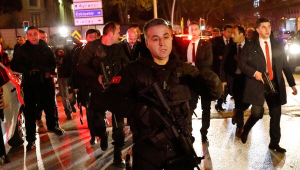 Турецкая полиция в районе галереи в Анкаре, где было совершено нападение на посла России в Турции Андрея Карлова Турецкая полиция в районе галереи в Анкаре, где было совершено нападение на посла России в Турции Андрея Карлова