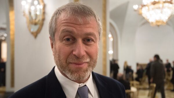 Предприниматель Роман Абрамович перед началом встречи президента РФ Владимира Путина с представителями российских деловых кругов в Кремле. 19 декабря 2016 Предприниматель Роман Абрамович перед началом встречи президента РФ Владимира Путина с представителями российских деловых кругов в Кремле. 19 декабря 2016