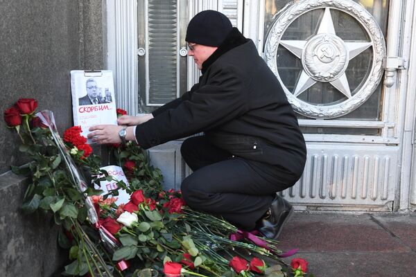Цветы у здания министерства иностранных дел РФ в связи с гибелью посла России в Турции Андрея Карлова Цветы у здания министерства иностранных дел РФ в связи с гибелью посла России в Турции Андрея Карлова