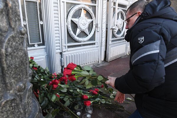 Мужчина возлагает цветы у здания министерства иностранных дел РФ в связи с гибелью посла России в Турции Андрея Карлова Мужчина возлагает цветы у здания министерства иностранных дел РФ в связи с гибелью посла России в Турции Андрея Карлова