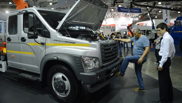 Посетители осматривают автомобиль ГАЗон Next Посетители осматривают автомобиль ГАЗон Next