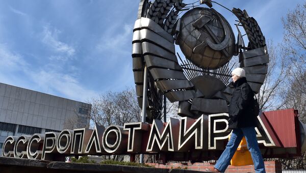 Герб СССР в парке Музеон в Москве. Архивное фото