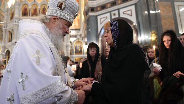 Патриарх Московский и всея Руси Кирилл и Марина Карлова во время отпевания российского дипломата в храме Христа Спасителя Патриарх Московский и всея Руси Кирилл и Марина Карлова во время отпевания российского дипломата в храме Христа Спасителя