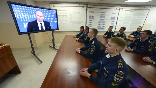Курсанты Дальневосточной пожарно-спасательной академии смотрят по телевизору трансляцию пресс-конференции президента России Владимира Путина Курсанты Дальневосточной пожарно-спасательной академии смотрят по телевизору трансляцию пресс-конференции президента России Владимира Путина