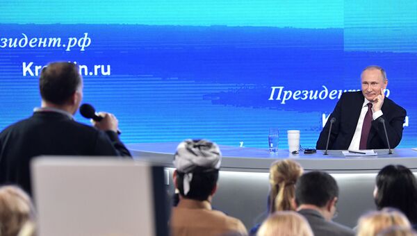Президент РФ Владимир Путин и журналисты на двенадцатой большой ежегодной пресс-конференции в Центре международной торговли на Красной Пресне Президент РФ Владимир Путин и журналисты на двенадцатой большой ежегодной пресс-конференции в Центре международной торговли на Красной Пресне
