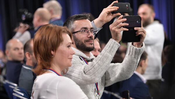 Журналисты на двенадцатой большой ежегодной пресс-конференции президента РФ Владимира Путина в Центре международной торговли на Красной Пресне Журналисты на двенадцатой большой ежегодной пресс-конференции президента РФ Владимира Путина в Центре международной торговли на Красной Пресне