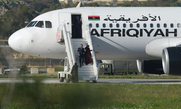 Пассажиры покидают самолет ливийской авиакомпании Afriqiyah Airways в аэропорту Мальты. 23 декабря 2016 Пассажиры покидают самолет ливийской авиакомпании Afriqiyah Airways в аэропорту Мальты. 23 декабря 2016