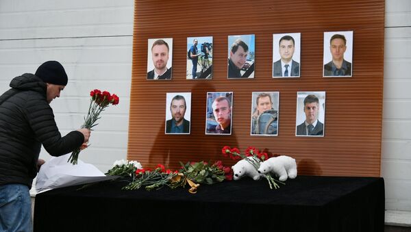 Цветы в память о погибших в крушении самолета Ту-154 Минобороны РФ Цветы в память о погибших в крушении самолета Ту-154 Минобороны РФ