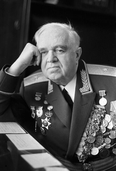 Главный дирижер дважды Краснознаменного имени Александрова ансамбля песни и пляски Советской Армии генерал-майор Борис Александров Главный дирижер дважды Краснознаменного имени Александрова ансамбля песни и пляски Советской Армии генерал-майор Борис Александров