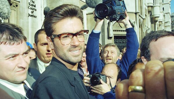 Британский певец Джордж Майкл 1993 год Британский певец Джордж Майкл 1993 год