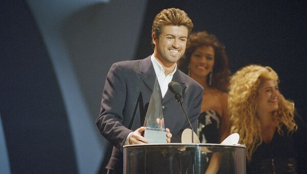Британский певец Джордж Майкл получает премию American Music Awards в Лос-Анджелесе. 1989 год Британский певец Джордж Майкл получает премию American Music Awards в Лос-Анджелесе. 1989 год