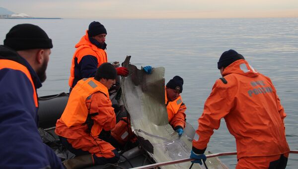 Фрагмент самолета Ту-154 во время поисковых работ на месте крушения самолета в Черном море Фрагмент самолета Ту-154 во время поисковых работ на месте крушения самолета в Черном море
