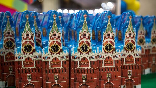 Подарки для детей, пришедших на новогоднее представление на Главной сцене в Государственном Кремлевском дворце в Москве Подарки для детей, пришедших на новогоднее представление на Главной сцене в Государственном Кремлевском дворце в Москве