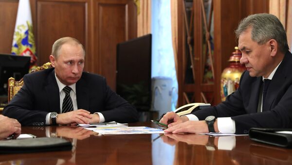 Президент РФ Владимир Путин и министр обороны РФ Сергей Шойгу во время встречи в Кремле. 29 декабря 2016 Президент РФ Владимир Путин и министр обороны РФ Сергей Шойгу во время встречи в Кремле. 29 декабря 2016