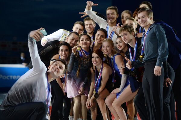Призеры чемпионата России по фигурному катанию в Челябинске во время церемонии награждения Призеры чемпионата России по фигурному катанию в Челябинске во время церемонии награждения