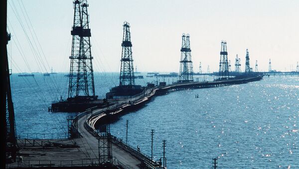Нефтяные вышки на Каспийском море в Азербайджане. Архивное фото Нефтяные вышки на Каспийском море в Азербайджане. Архивное фото