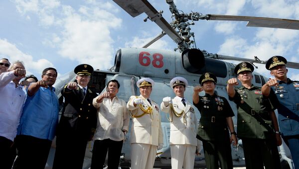 Филиппинский президент Родриго Дутерте с послом РФ в Маниле и российскими и филиппинскими чиновниками на борту БПК Адмирал Трибуц, 6 января 2017 Филиппинский президент Родриго Дутерте с послом РФ в Маниле и российскими и филиппинскими чиновниками на борту БПК Адмирал Трибуц, 6 января 2017