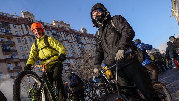 Участники Второго зимнего Московского Велопарада перед заездом Участники Второго зимнего Московского Велопарада перед заездом