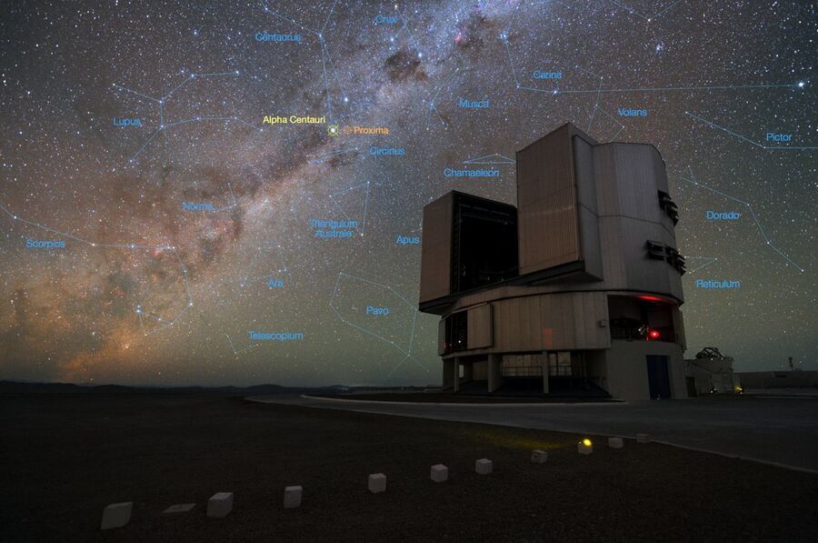 Телескоп VLT на фоне созвездий Телескоп VLT на фоне созвездий