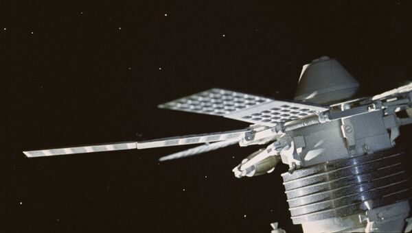 Советский спутник связи Молния-1. Кадр из кинофильма Космический мост Советский спутник связи Молния-1. Кадр из кинофильма Космический мост