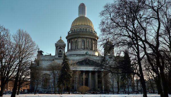 Вид на Исаакиевский собор с Сенатской площади в Санкт-Петербурге Вид на Исаакиевский собор с Сенатской площади в Санкт-Петербурге