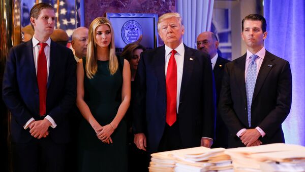 Избранный президент США Дональд Трамп с детьми перед началом первой официальной пресс-конференции в Нью-Йорке Избранный президент США Дональд Трамп с детьми перед началом первой официальной пресс-конференции в Нью-Йорке