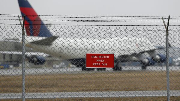 Самолет в аэропорту Детройта, США Самолет в аэропорту Детройта, США