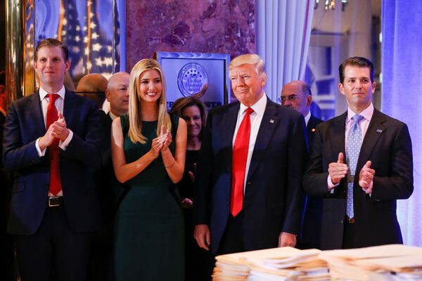 Избранный президент США Дональд Трамп с семьей на пресс-конференции в Нью-Йорке Избранный президент США Дональд Трамп с семьей на пресс-конференции в Нью-Йорке