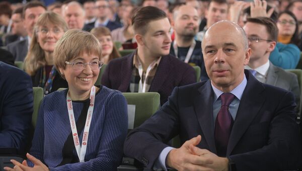 Первый заместитель председателя Банка России Ксения Юдаева и министр финансов РФ Антон Силуанов на VIII Гайдаровском форуме. 13 января 2017 Первый заместитель председателя Банка России Ксения Юдаева и министр финансов РФ Антон Силуанов на VIII Гайдаровском форуме. 13 января 2017