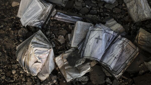 Древние христианские книги, сожженные боевиками ИГ в храме Святого Георгия в провинции Эль-Хасаке на северо-востоке Сирии. 08.12.2015 Древние христианские книги, сожженные боевиками ИГ в храме Святого Георгия в провинции Эль-Хасаке на северо-востоке Сирии. 08.12.2015