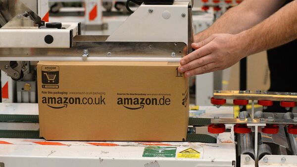 Упаковка товаров на складе компании Amazon в Великобритании. Архивное фото Упаковка товаров на складе компании Amazon в Великобритании. Архивное фото