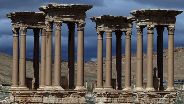 Античный тетрапилон в Пальмире, Сирия. Архивное фото Античный тетрапилон в Пальмире, Сирия. Архивное фото